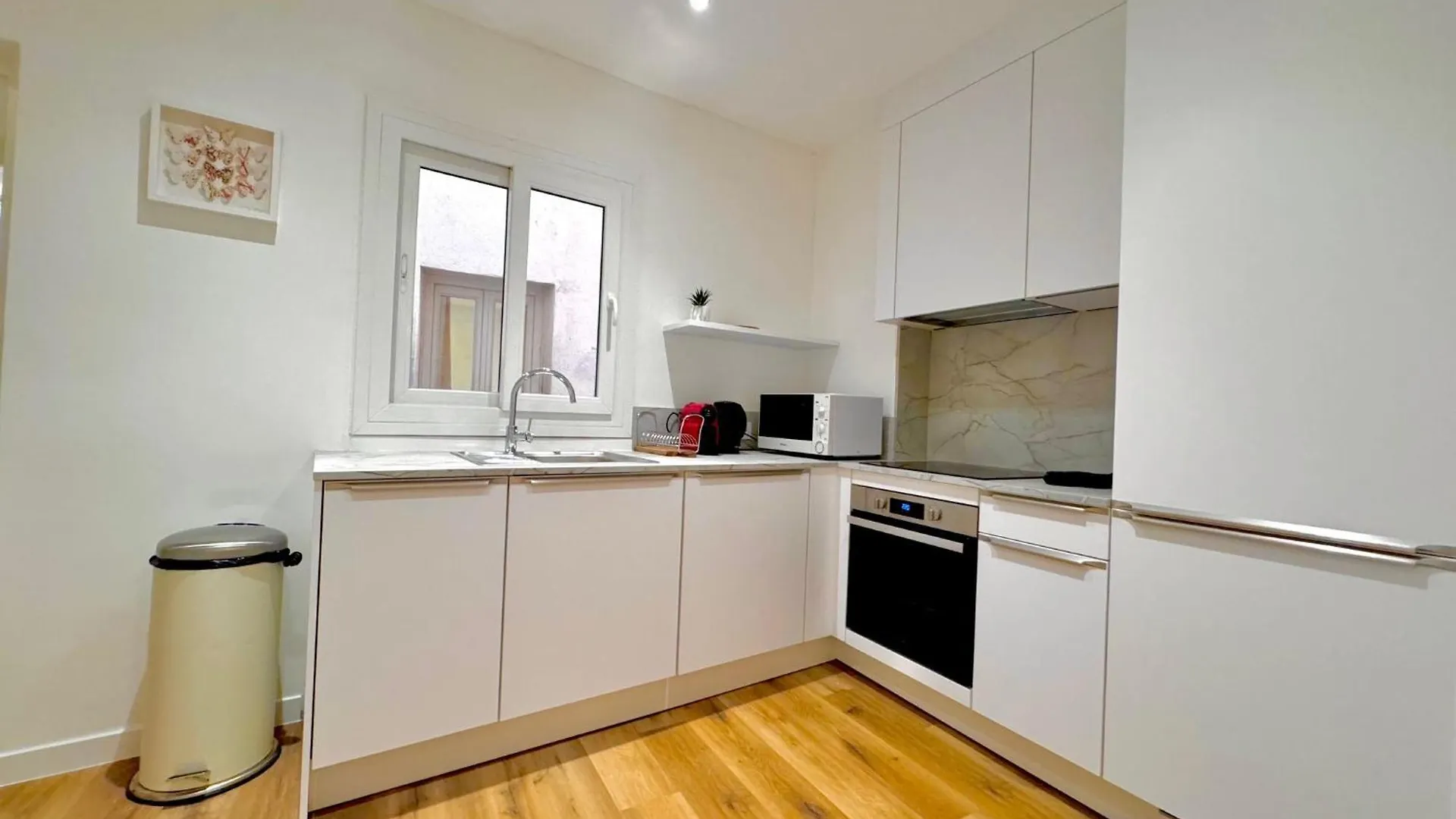 Aparthotel Riviera: Old Town Grand Apartment Near Promenade Nice