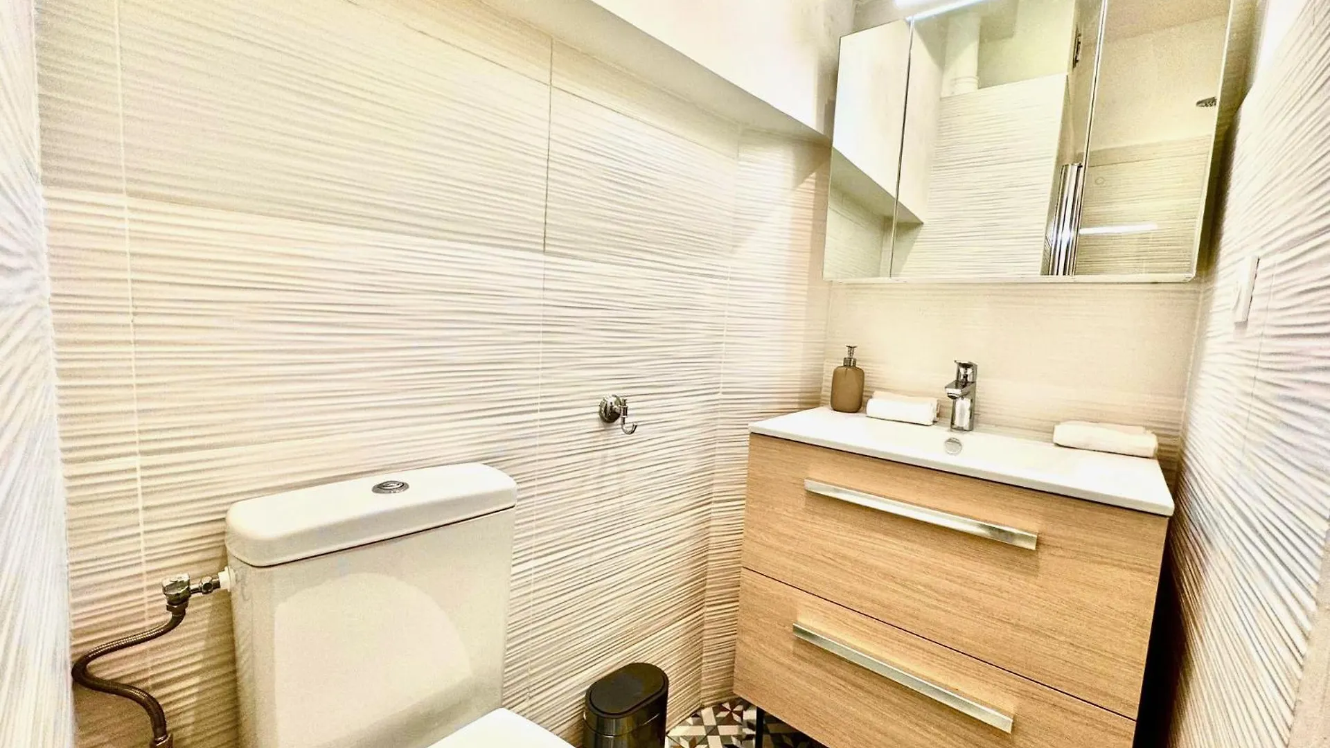 Aparthotel Riviera: Old Town Grand Apartment Near Promenade Nice France